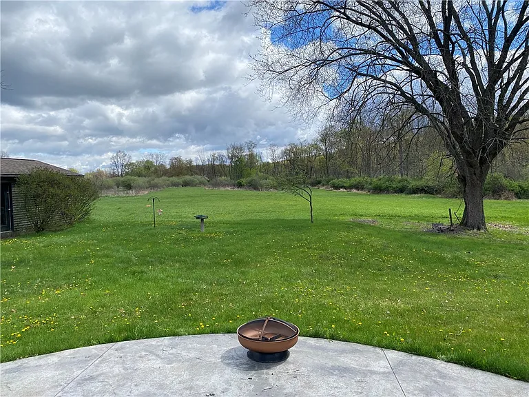 33 Suburban Dr — Photo 30