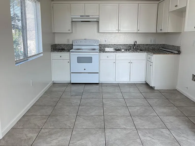 1426 Lake St — Photo 5
