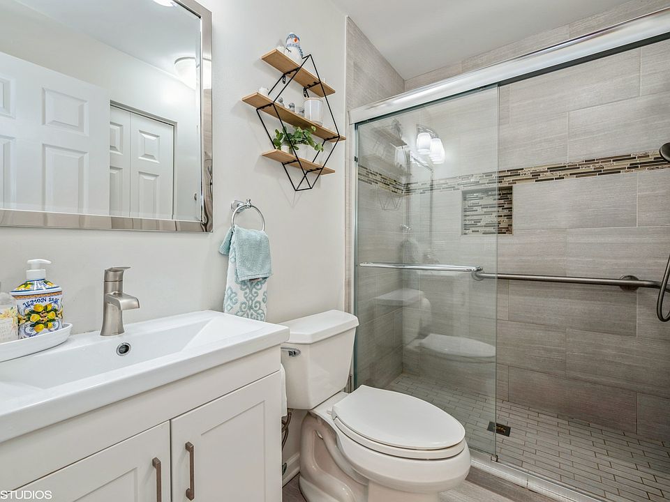 2nd image of 1825 W Ashbury Ct #1825