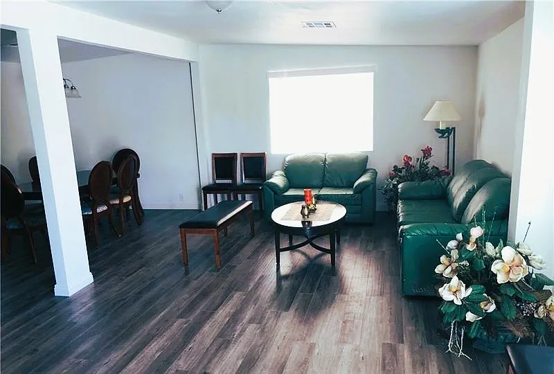 5 bed, 2227 sqft, $3,495 — Photo 4