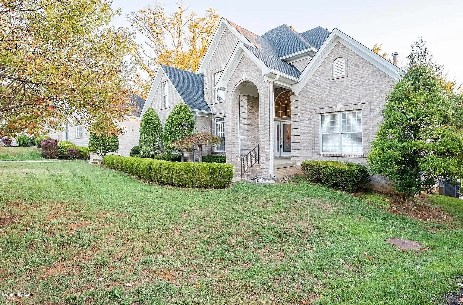 5 bed, 2.5 bath, 3800 sqft, $3,400 — Photo 2