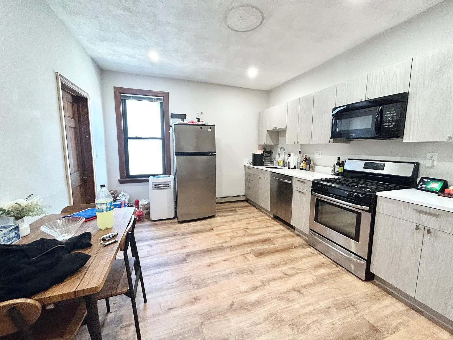 3 bed, 1200 sqft, $4,800 — Photo 3
