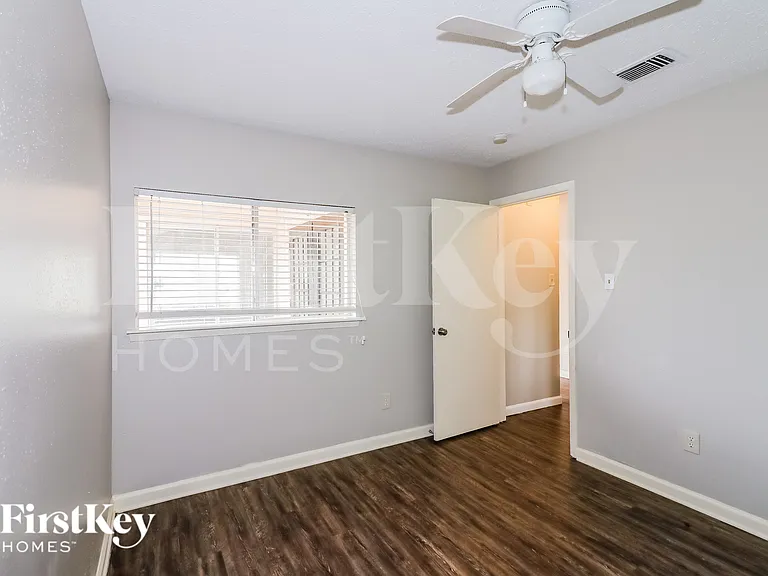10810 Lakewood Oaks Dr — Photo 12