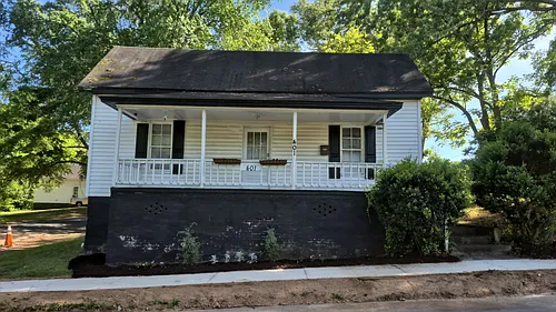 401 Gardner St Photo 1