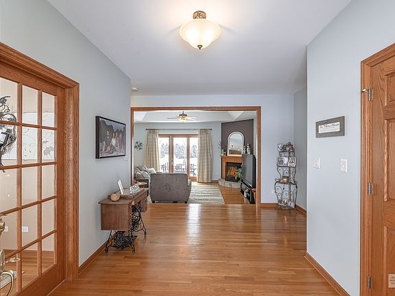 Large foyer to welcome all of your guests.