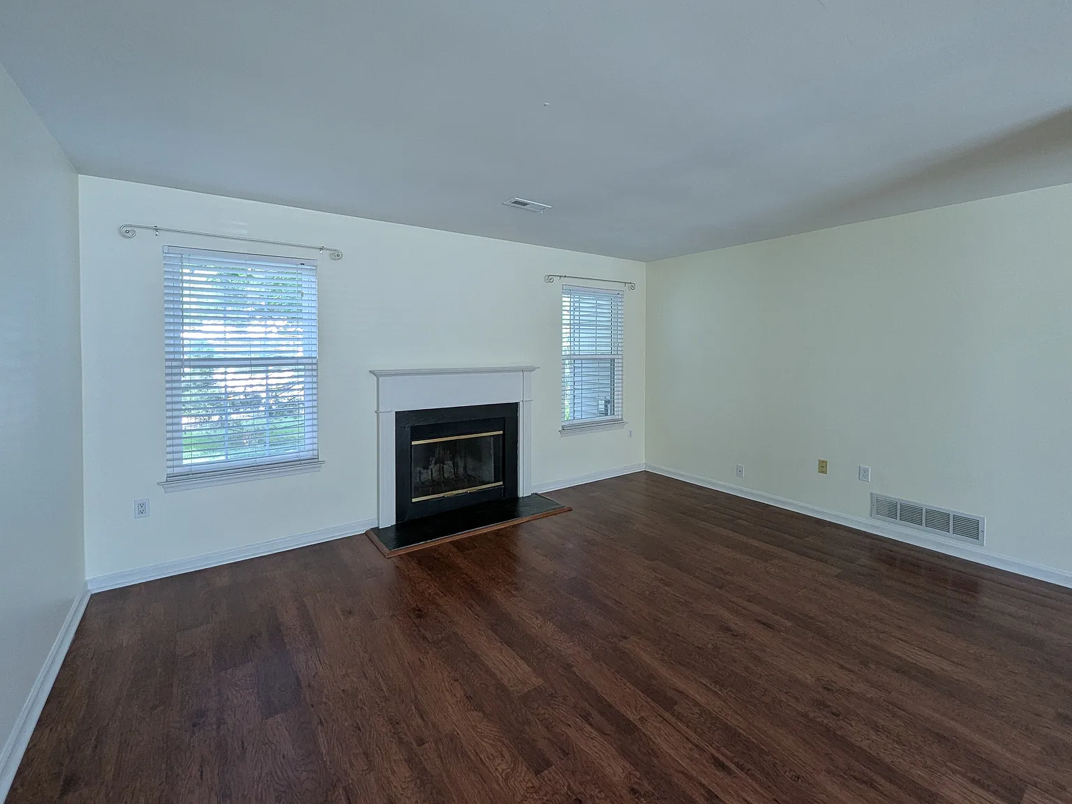 3 bed, 2.5 bath, 1524 sqft, $1,690 — Photo 3