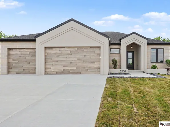 2537 102nd St, Lincoln, NE 68520
