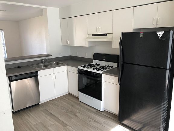 Very clean kitchen, refrigerator stays with unit.