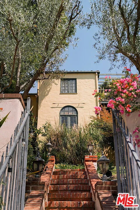 3 bed, 3.5 bath, $10,000 — Photo 2