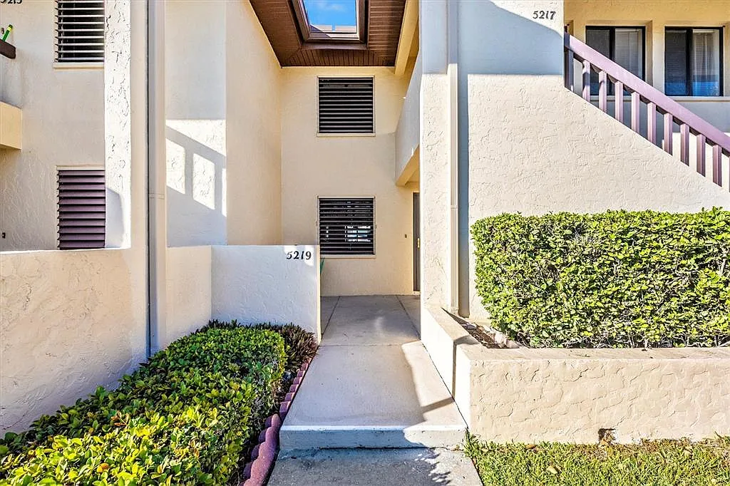 2 bed, 2.0 bath, 1065 sqft, $1,990 — Photo 1
