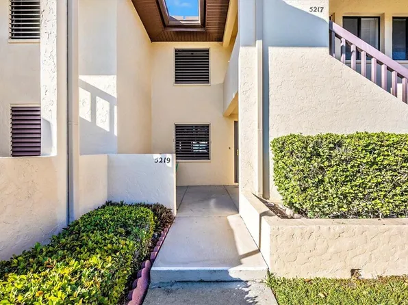 5219 Lake Village Dr, Sarasota, FL