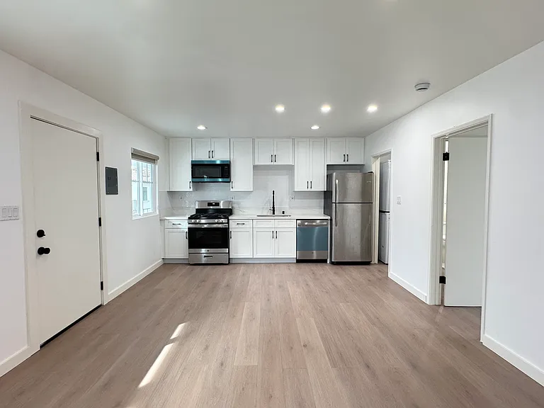 372 S Los Robles Ave #2 — Photo 2