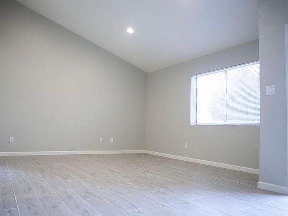 3rd image of 3207 W Loma Ln