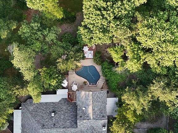 2nd image of 1872 Nokomis Rd
