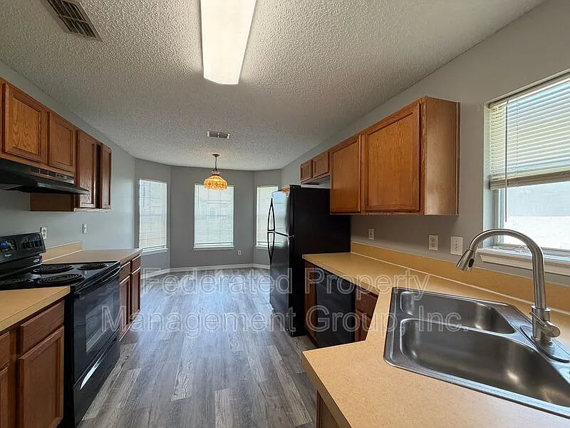 4 bed, 2.0 bath, 1571 sqft, $1,725 — Photo 4