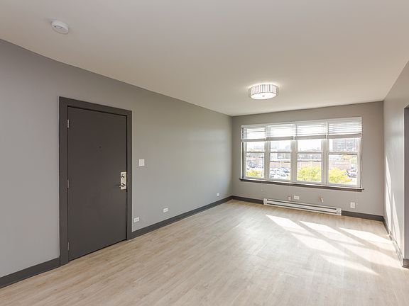 5th image of 944 W Montrose Ave APT 308