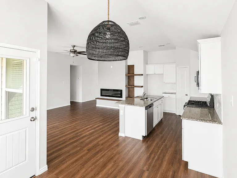3903 Pioneer Dr — Photo 5