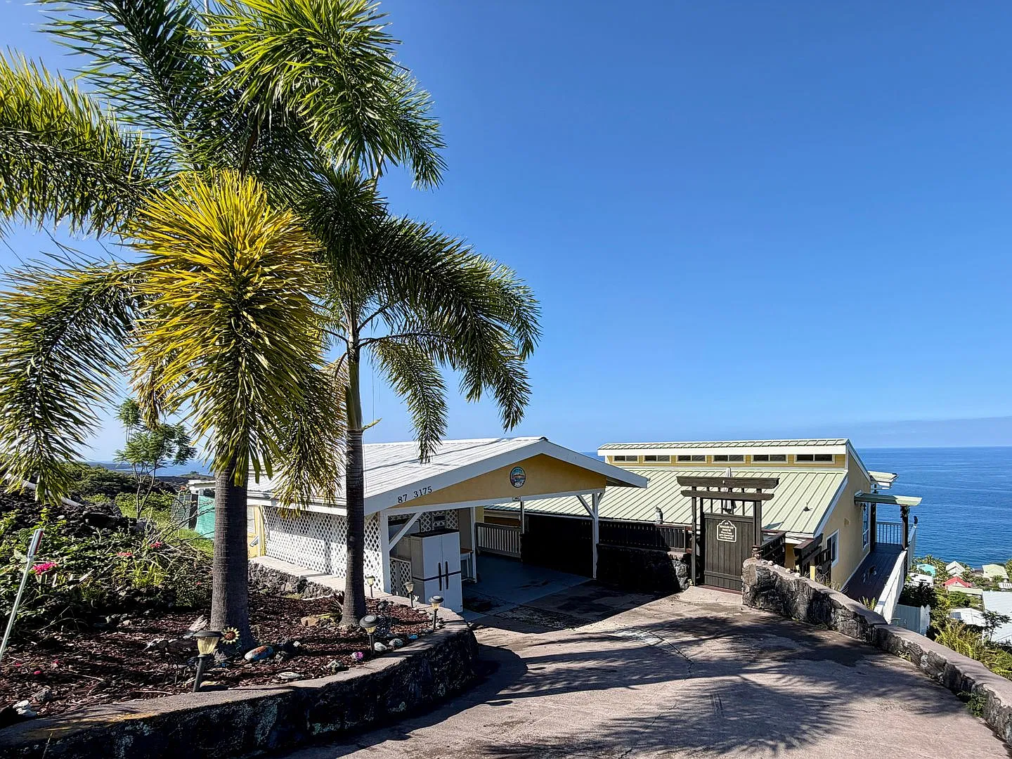 4 Bedroom, 3 Bath, Panoramic Coastline Sunset Views — Photo 1