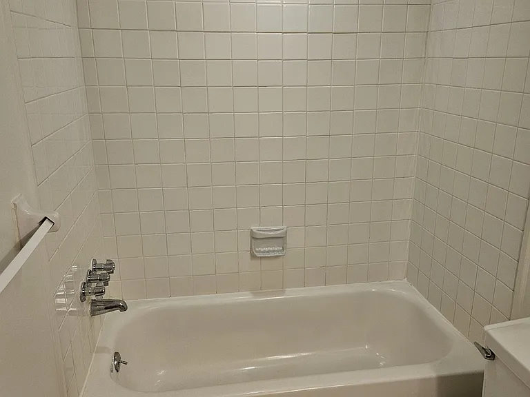 Lake Club Apartments — Photo 38