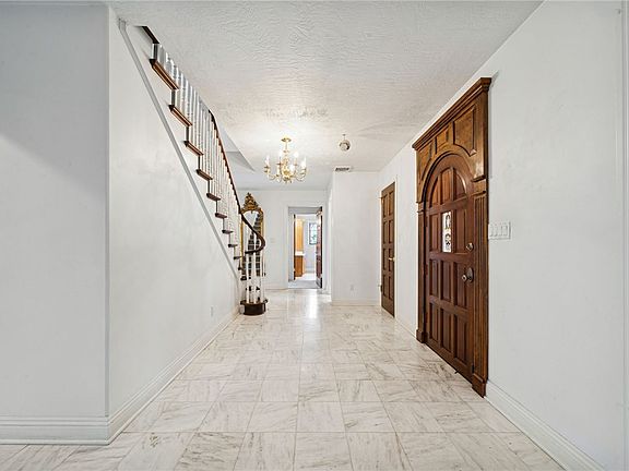 3rd image of 620 N Franklin Ave