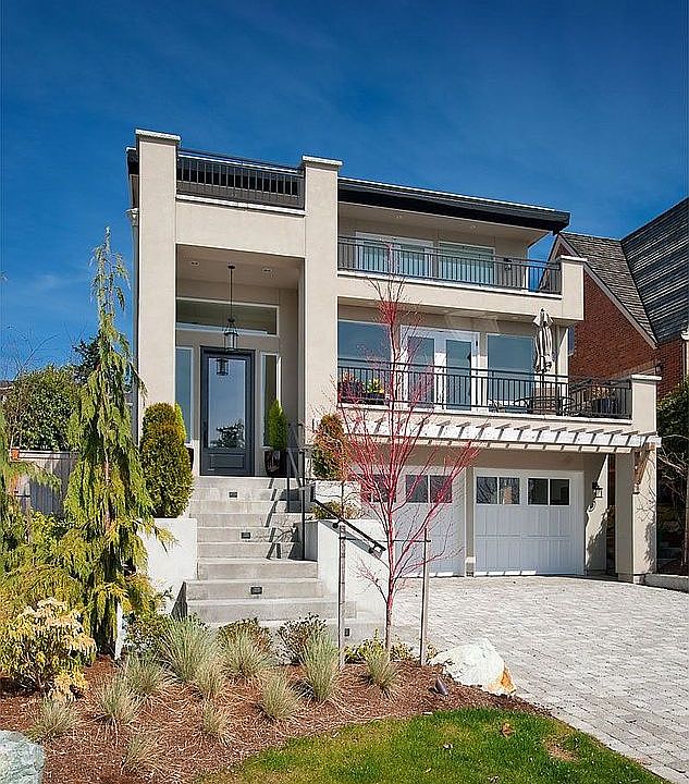 1st image of 220 Waverly Way
