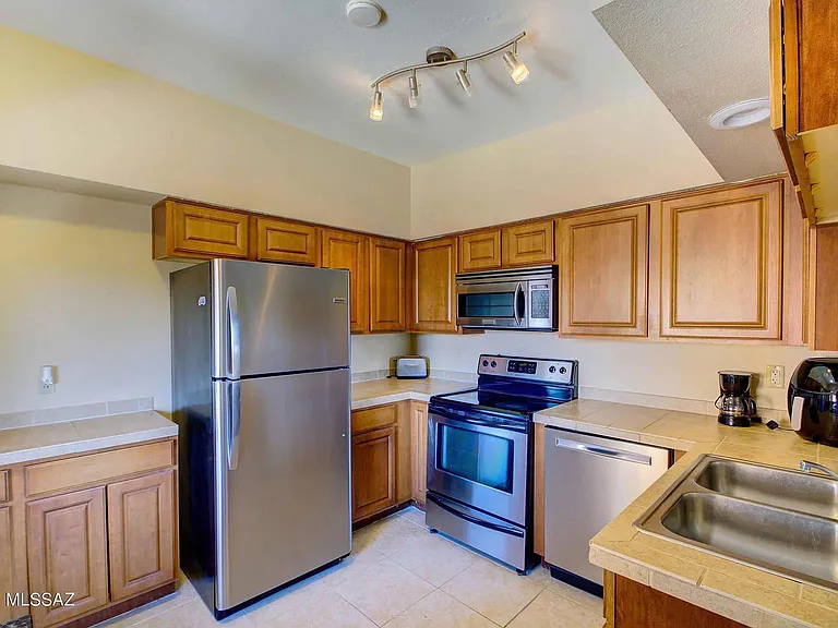 1810 E Blacklidge Dr #514 — Photo 7