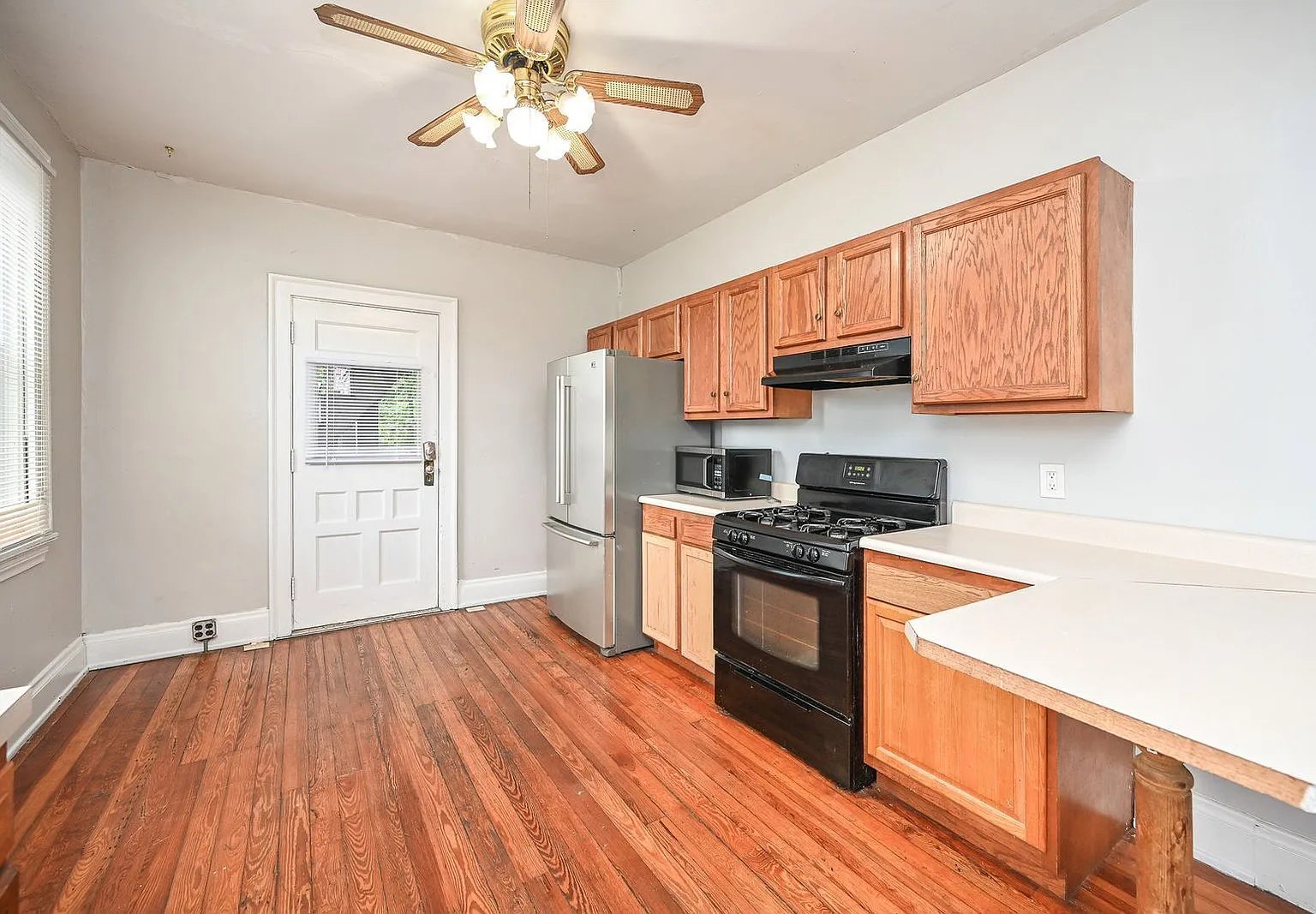 3 bed, 1.0 bath, 1231 sqft, $1,725 — Photo 2
