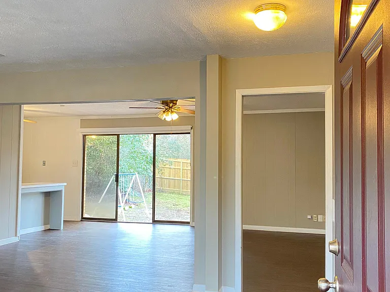 218 Hollywood Dr — Photo 9