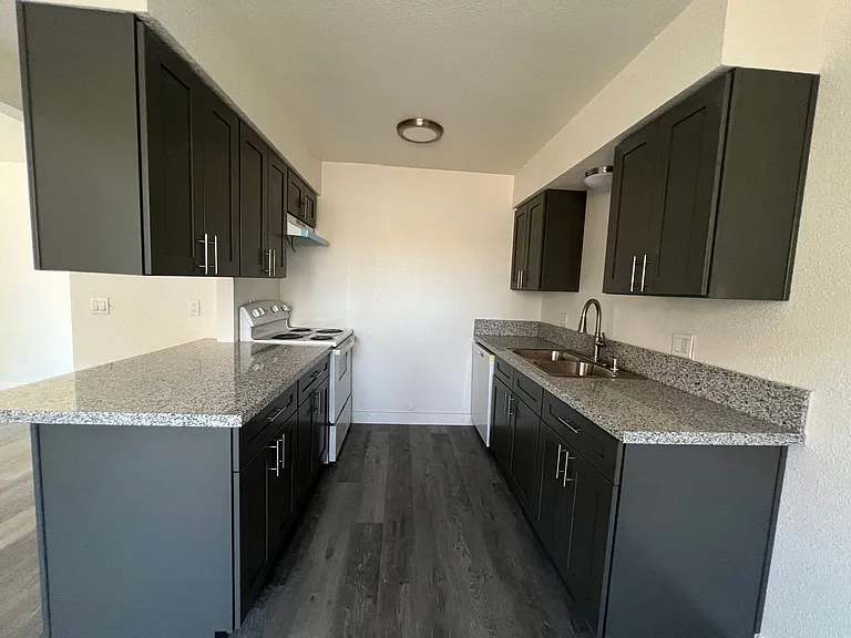 709 E Houston Ave #14 — Photo 1