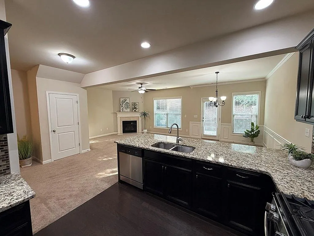 4 bed, 2.5 bath, 1964 sqft, $2,400 — Photo 2