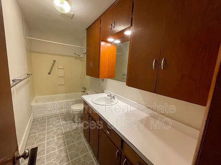 302 W Whiteside St — Photo 6