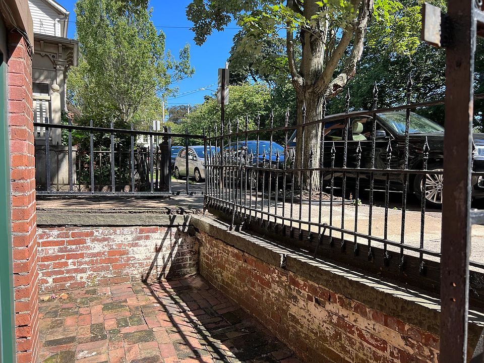 Private front courtyard facing Wooster Square