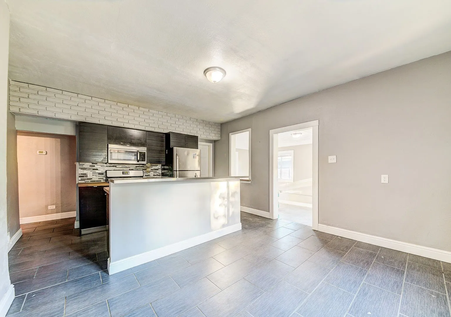Available Now - 3 Bedroom Home W/ Garage! Ask How You Can Get Up To One Month Of Free Rent! — Photo 2