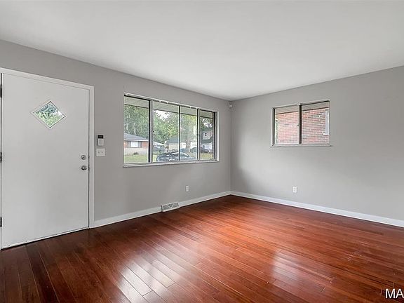 3rd image of 1136 Cove Ln
