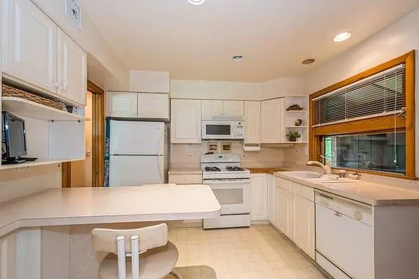 907 Midway Rd — Photo 2
