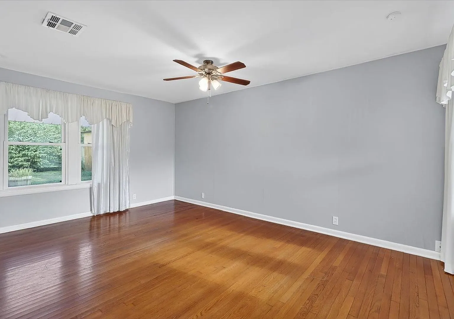 4637 Calvin - 3/bedroom 1.5/bathroom - $1595/month — Photo 4