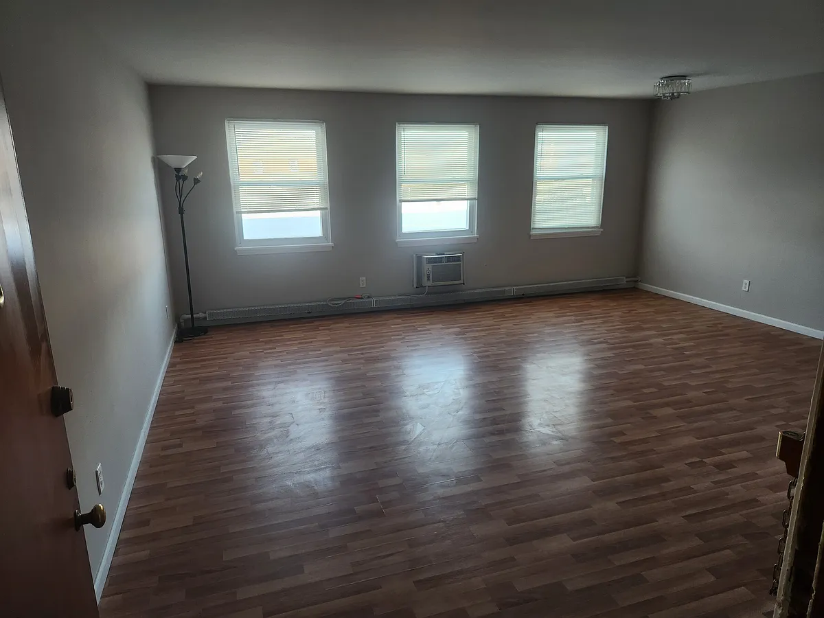 Building Photo - 13797 Cedar Rd #202