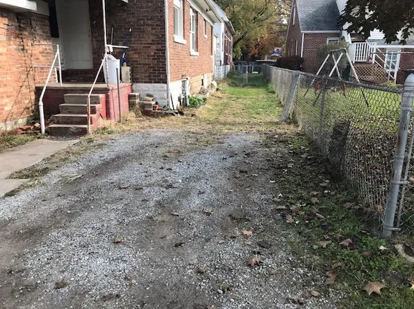 2824 Dekalb St, Lake Station, IN 46405