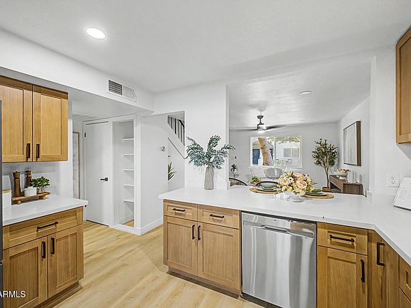 4th image of 1531 W COLTER Street #1