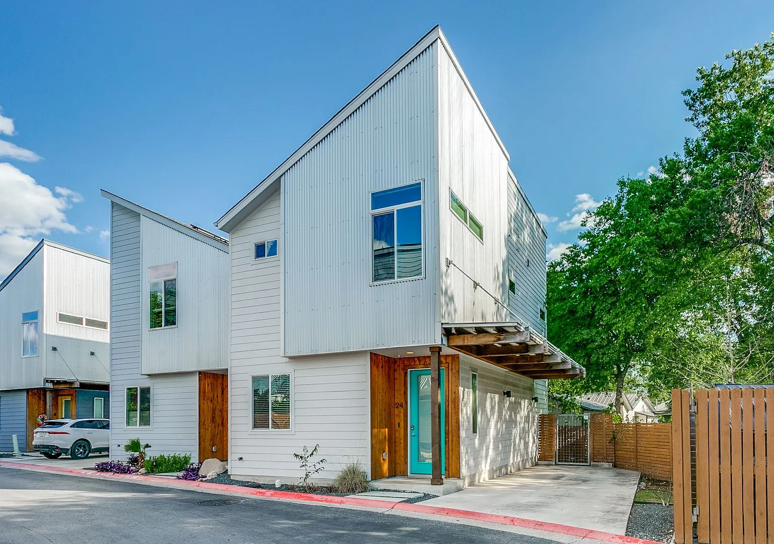 Modern Southtown 2-Bedroom — Photo 2