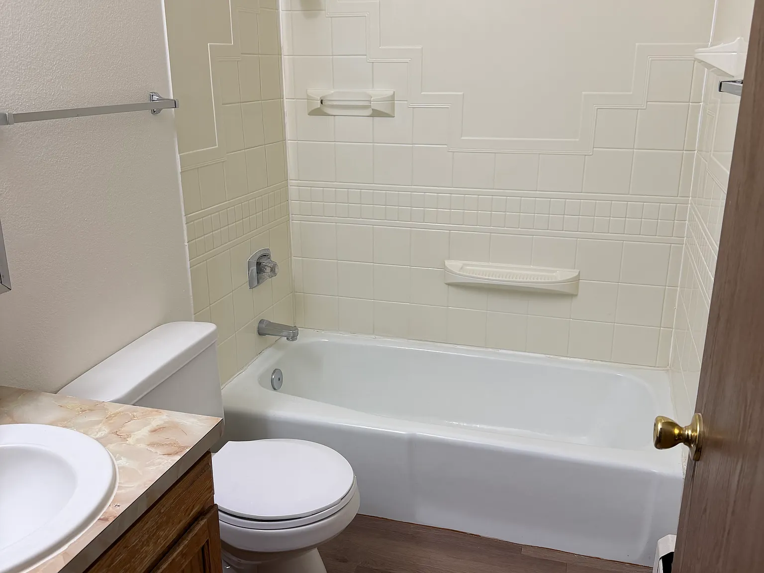 2 bed, $991 — Photo 1
