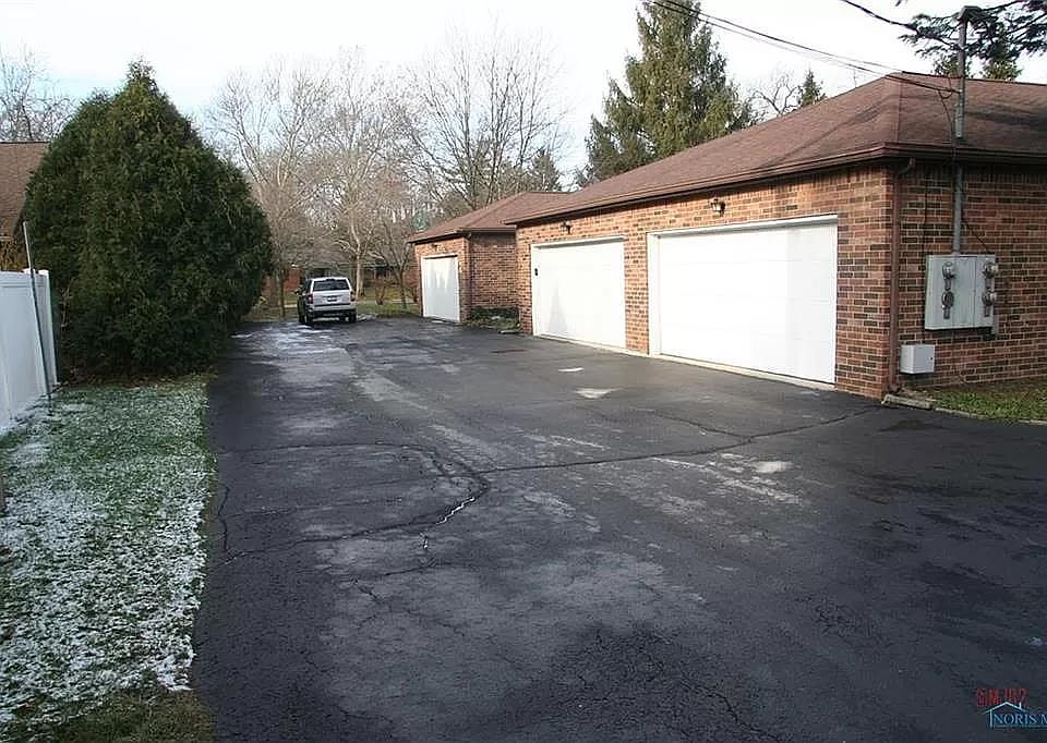 Attached garage to pull right in to your residence