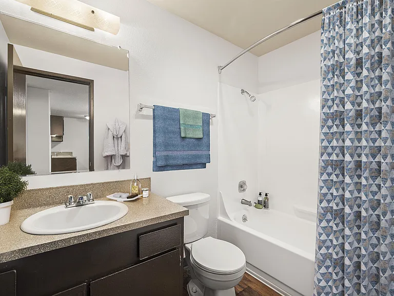 Lake Crest Apartments — Photo 5
