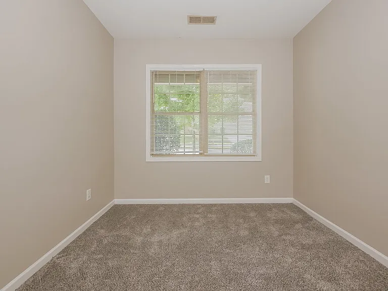 102 Worthing Ln — Photo 12