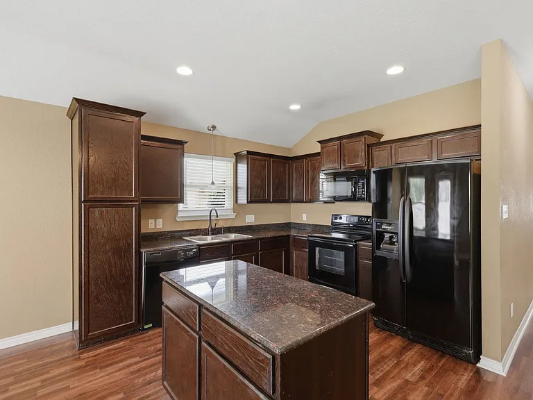 2484 Horse Shoe Dr — Photo 5