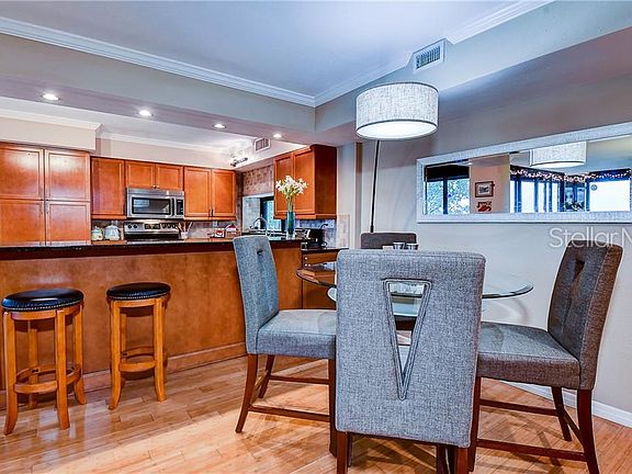 4th image of 2413 Bayshore Blvd Unit 402