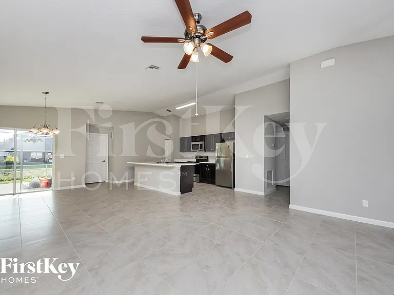 1490 Paramount Ave SE — Photo 3