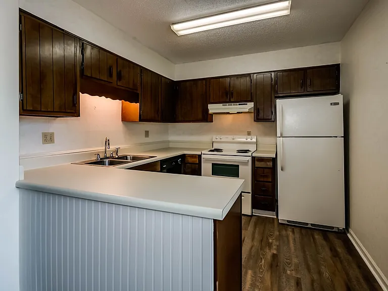 Essex Square Apartments — Photo 39