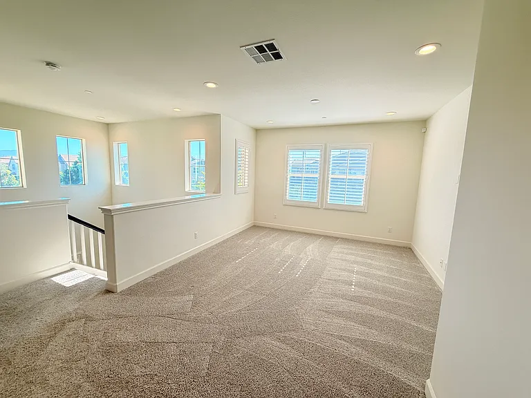 2751 E Agrarian St — Photo 18