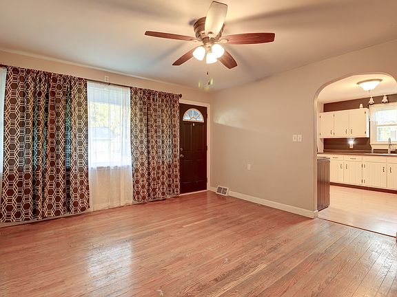 3rd image of 701 W 10th St
